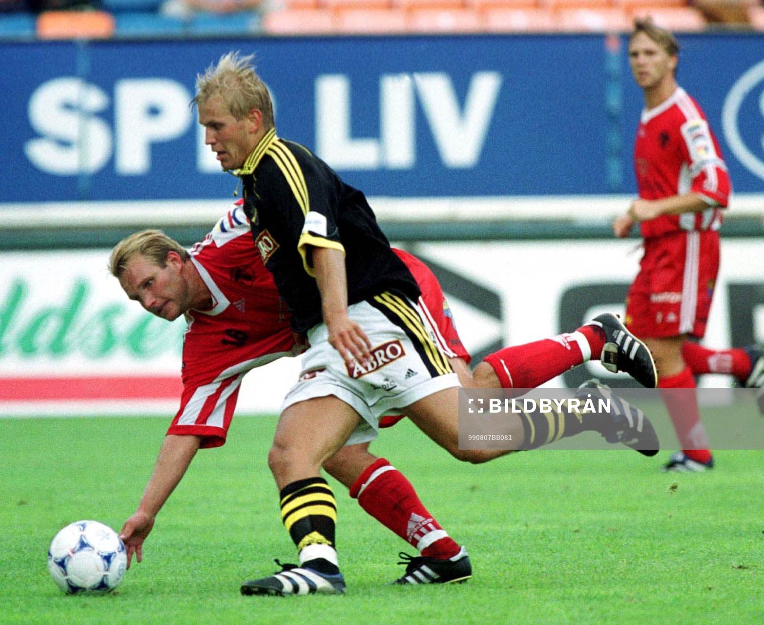 Martin Åslund rundar Anders Friberg