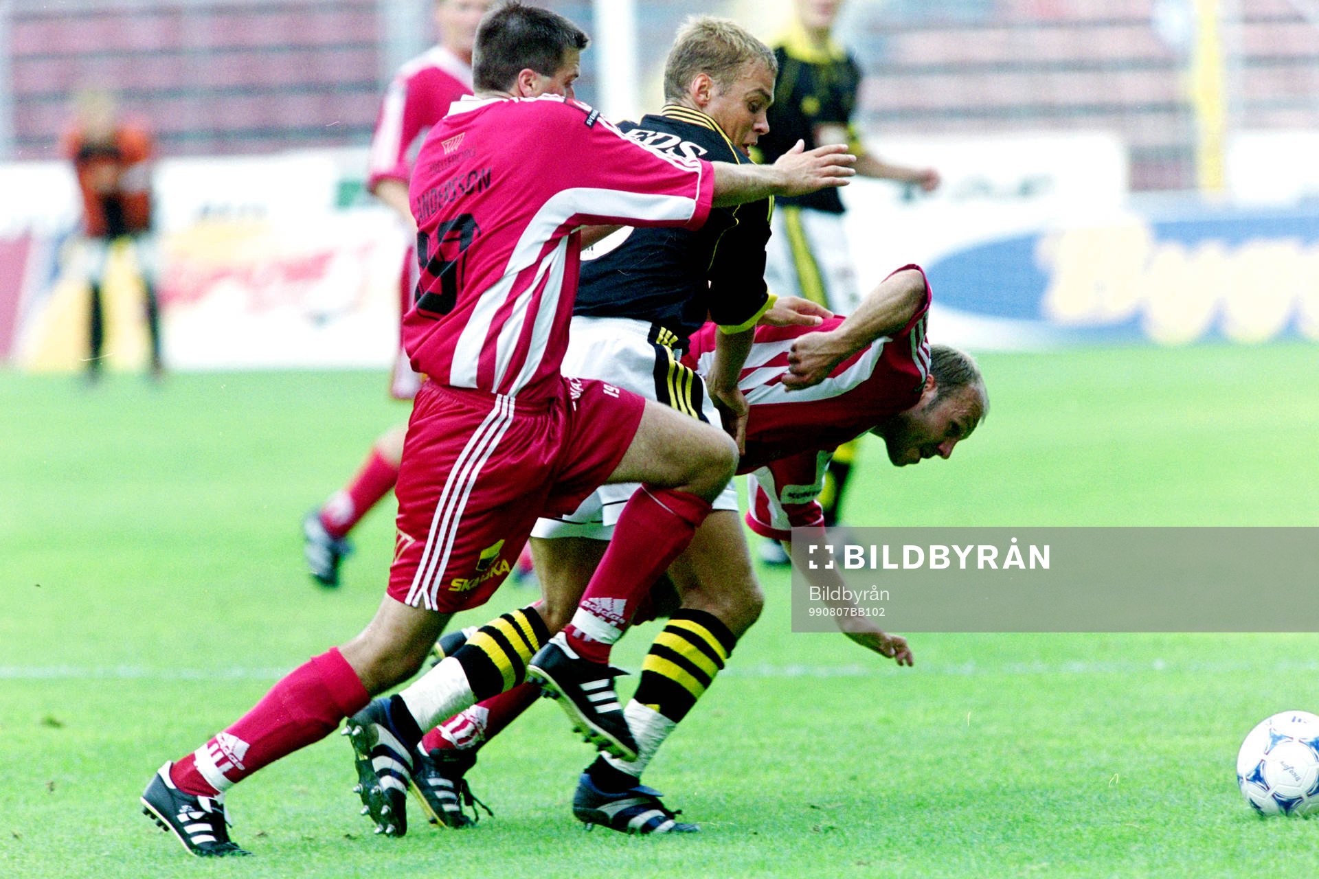 Tomas Gustafsson, AIK i kamp om bollen