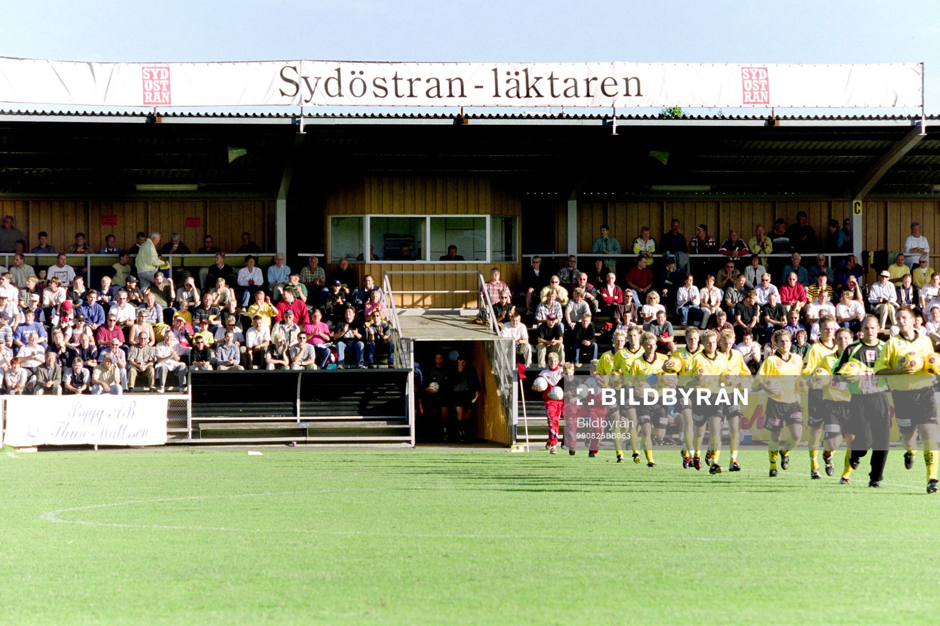 Fotboll, Svenska Cupen, Mjällby - Malmö FF, 4-0: Mjällby på väg in på Strandvallen.