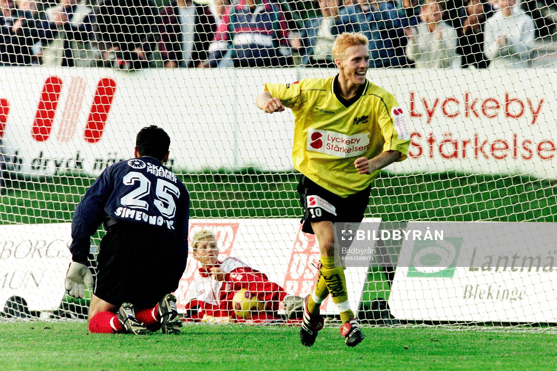 Fotboll, Svenska Cupen, Mjällby - Malmö FF, 4-0: Christian Wilhelmsson, Mjällby jublar efter sitt mål.