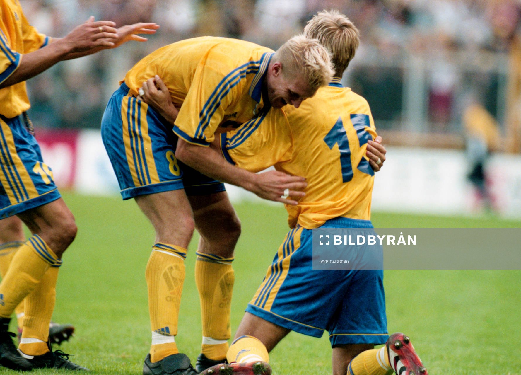  Niclas Alexandersson, Sverige, jublar efter sitt mål och kramas om av Johan Mjällby.