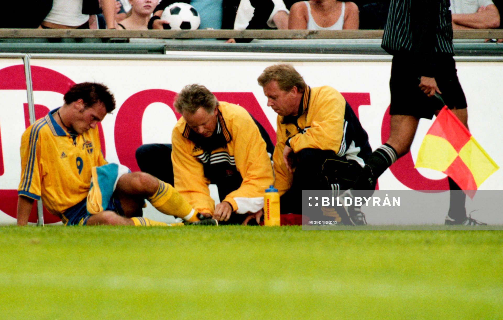 Fredrik Ljungberg, Sverige. får gå av planen