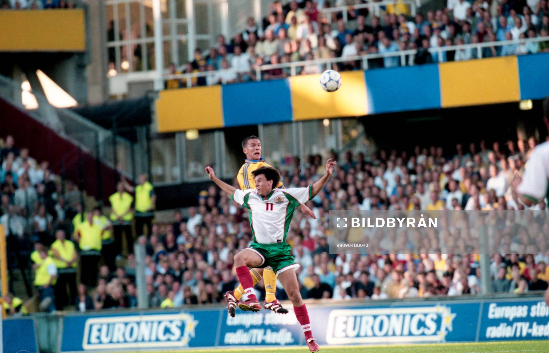 Patrik Andersson, Sverige och Svetoslav Todorov i nickduell.