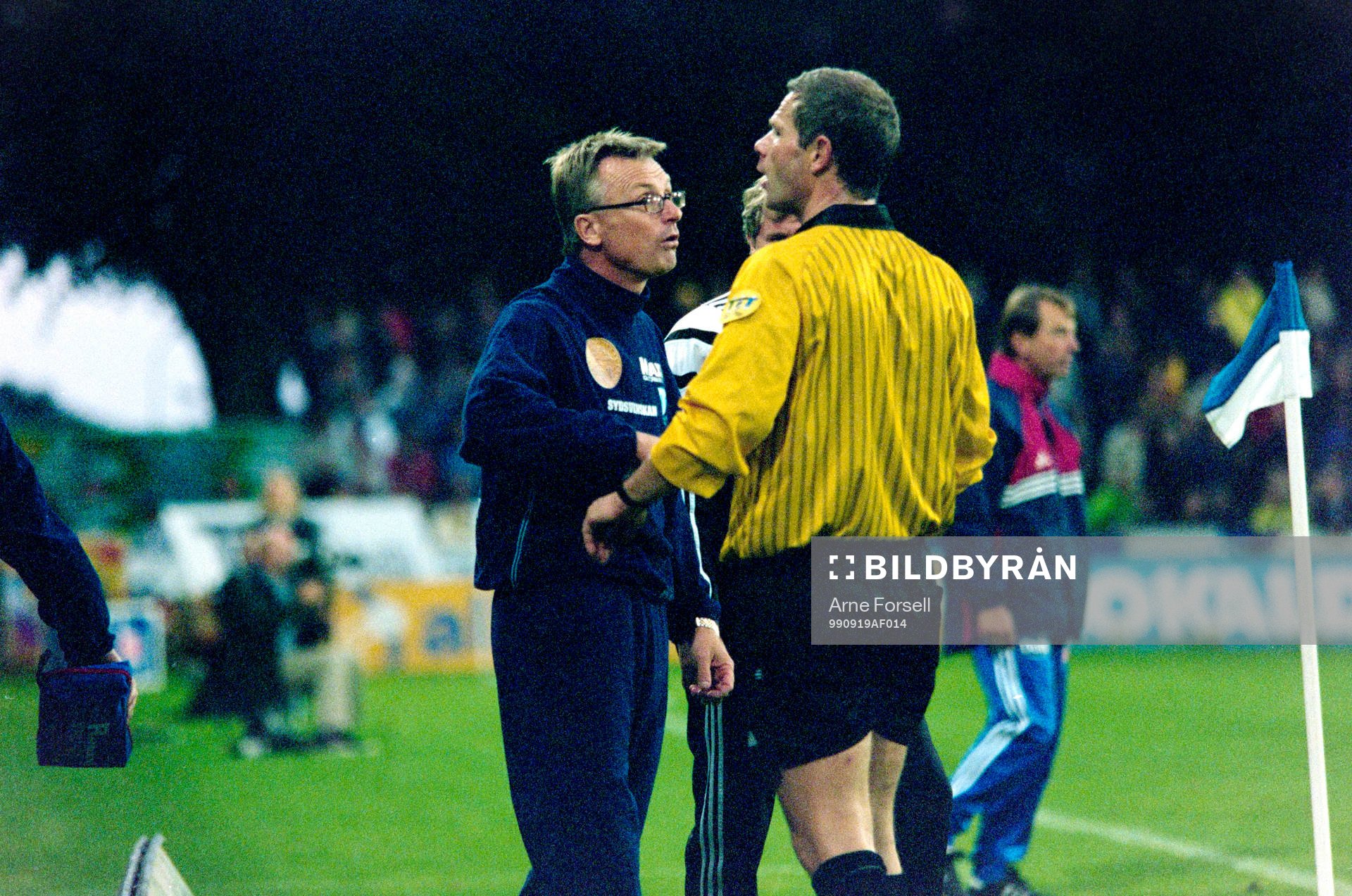 Malmös tränare Roland Andersson i diskussion med domare