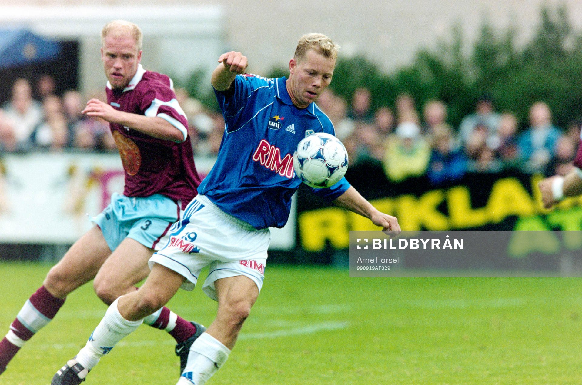 Halmstads Robert Andersson med bollen