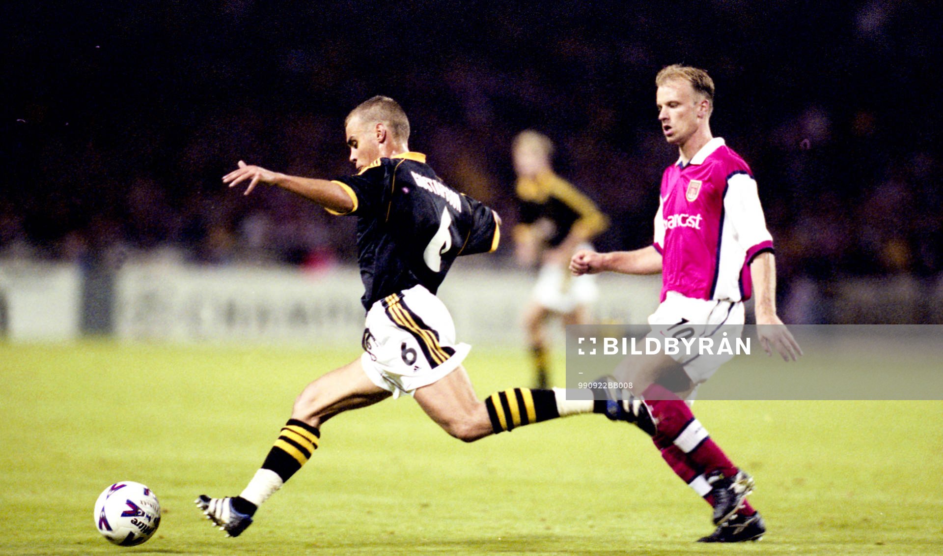 Tomas Gustafsson, AIK,  och Dennis Bergkamp, Arsenal
