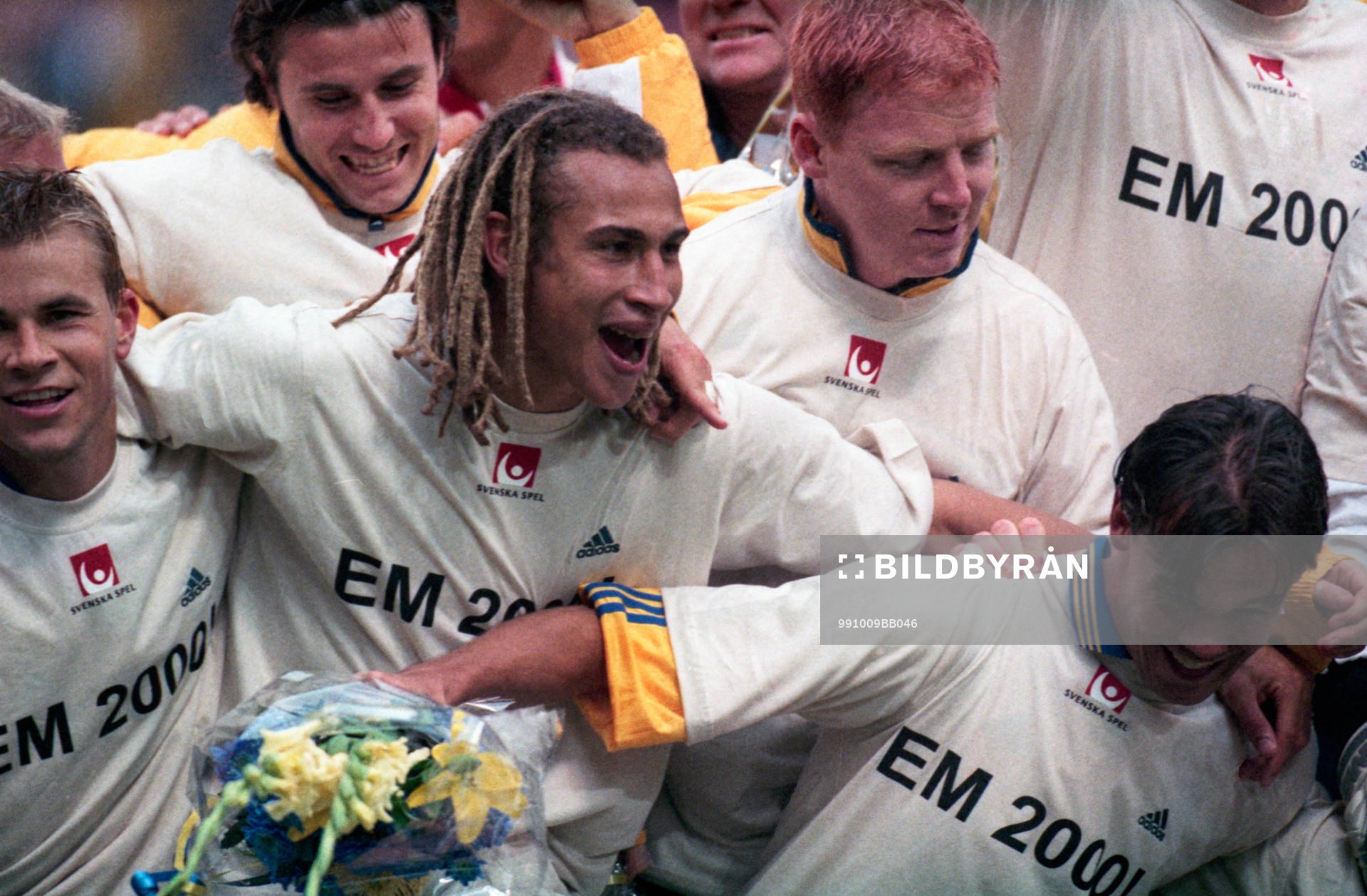  Niclas Alexandersson, Henrik Larsson, Jörgen Pettersson i bakgrunden Yksel Osmanovski jublar efter att ha blivit klara för EM.
© Bildbyrån - 23550