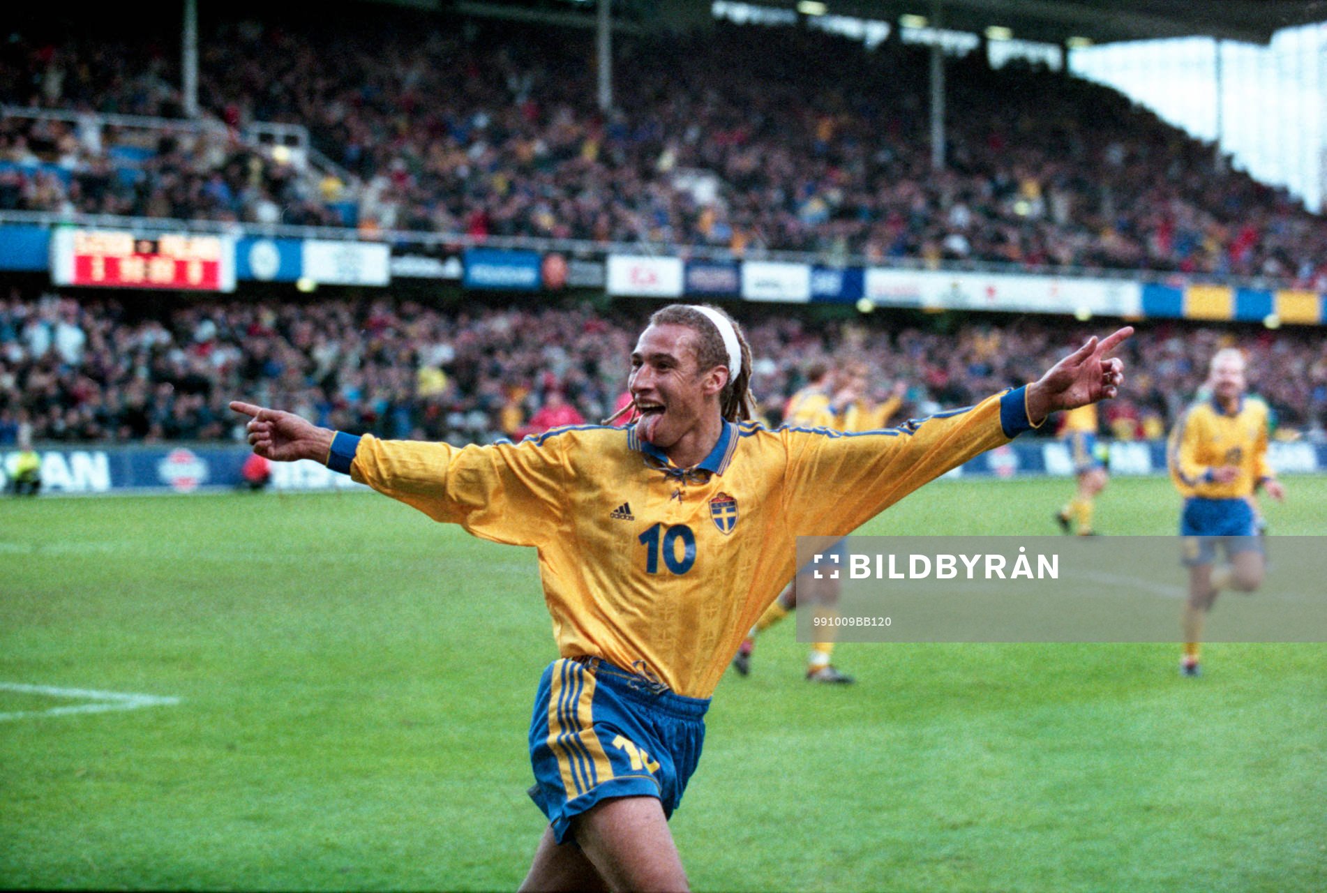 Henrik Larsson, Sverige. Jublar