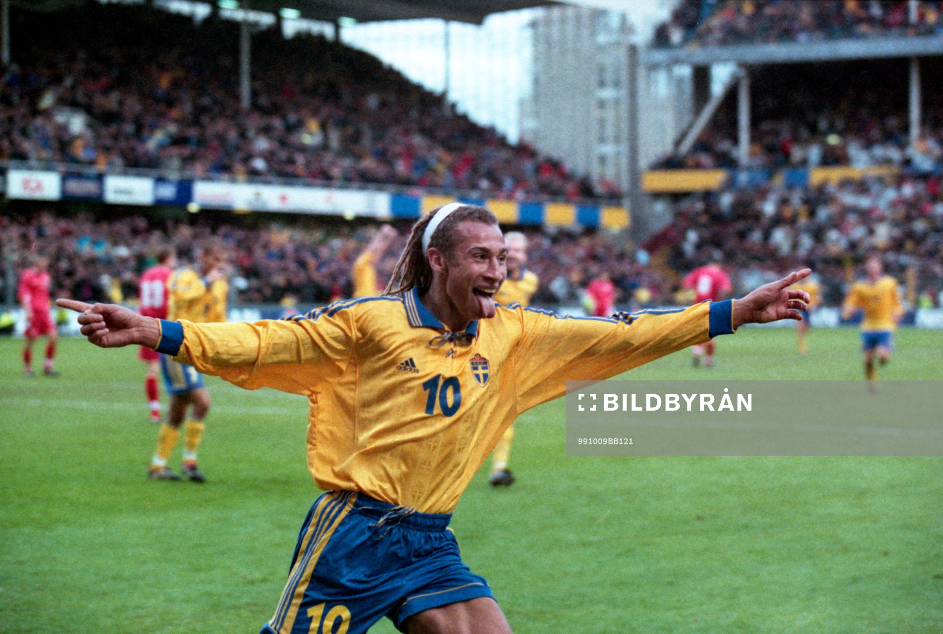 Henrik Larsson, Sverige. Jublar