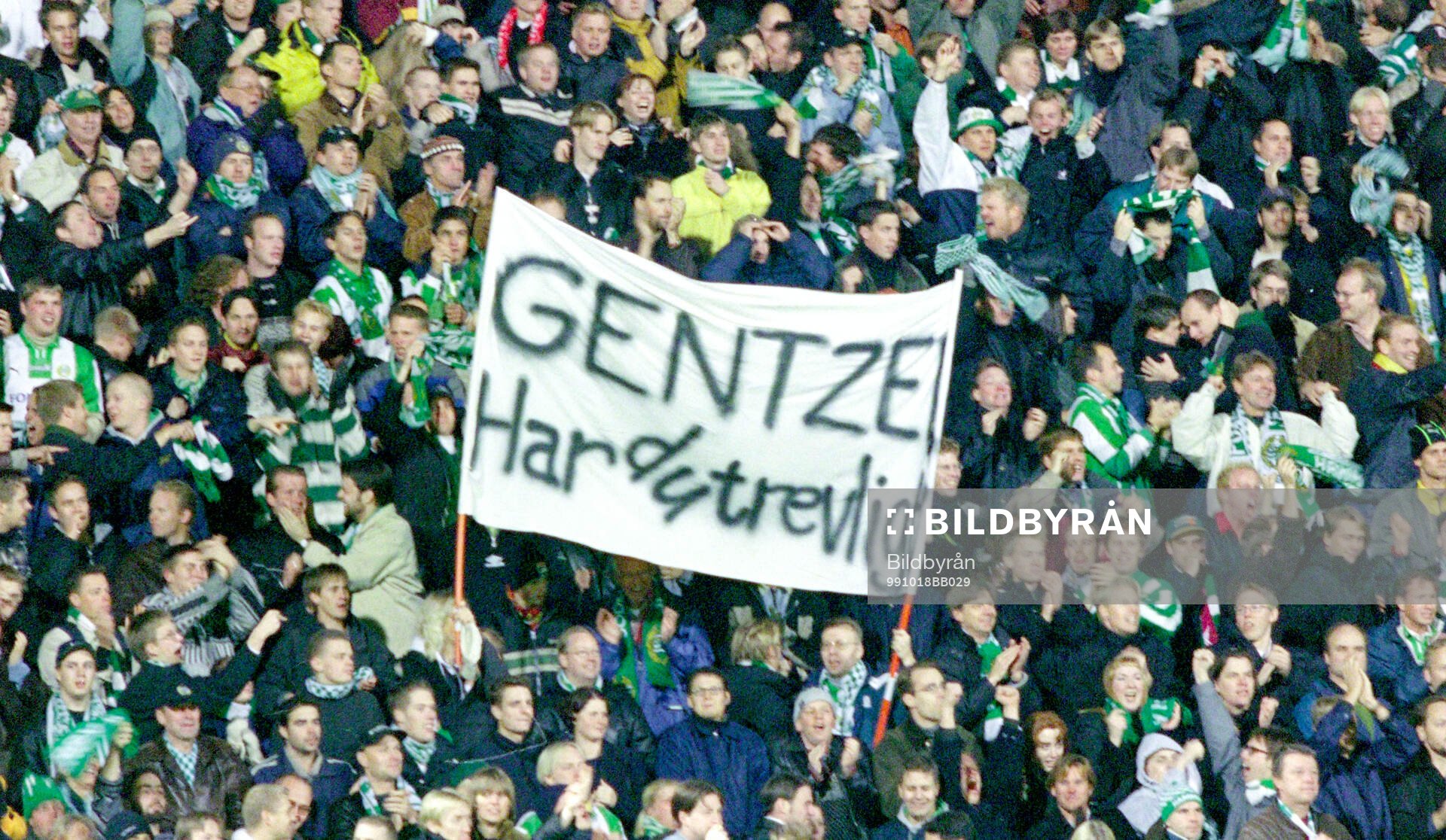 Hammarbys fans håller upp en banderoll med ett meddelande