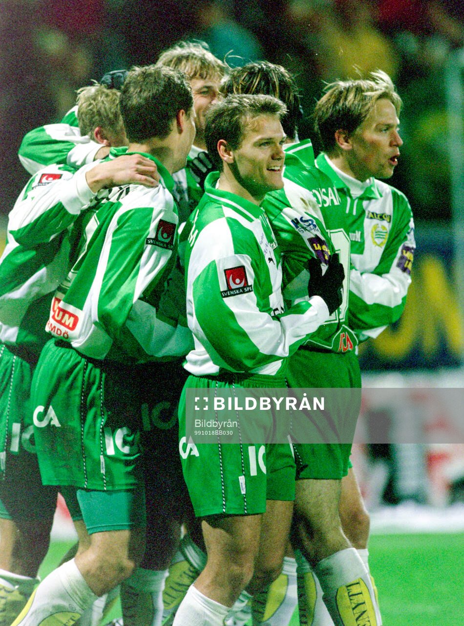 Fotboll, Allsvenskan 1999, Hammarby - IFK Göteborg 2-1: Hammarby jublar sedan Jonas Stark kvitterat till 1-1. Fr höger ses bl a Roger Sandberg, Mikael Hellström och Hans Berggren (i mitten).