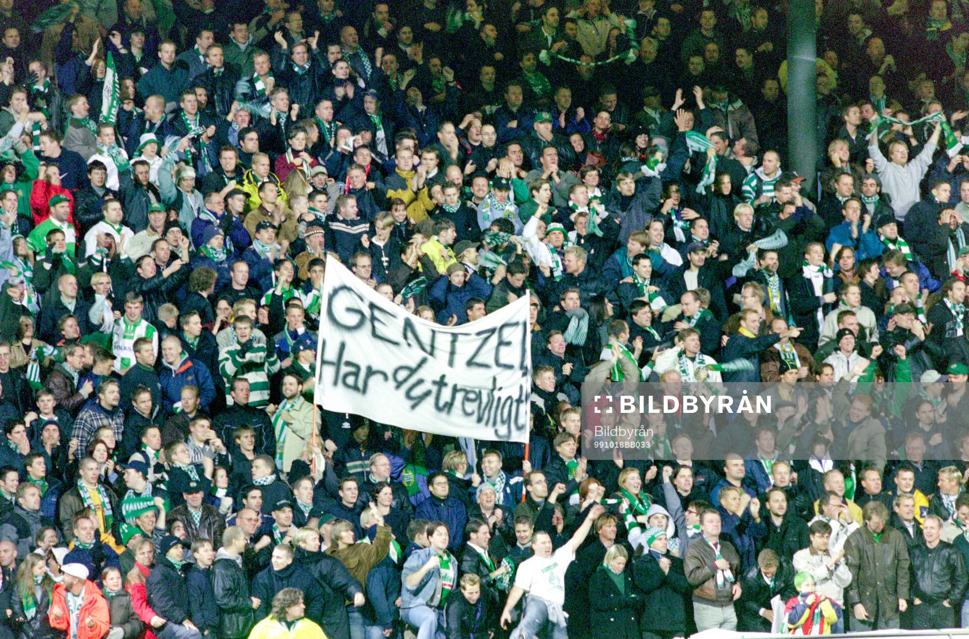 Hammarbys fans håller upp en banderoll med ett meddelande