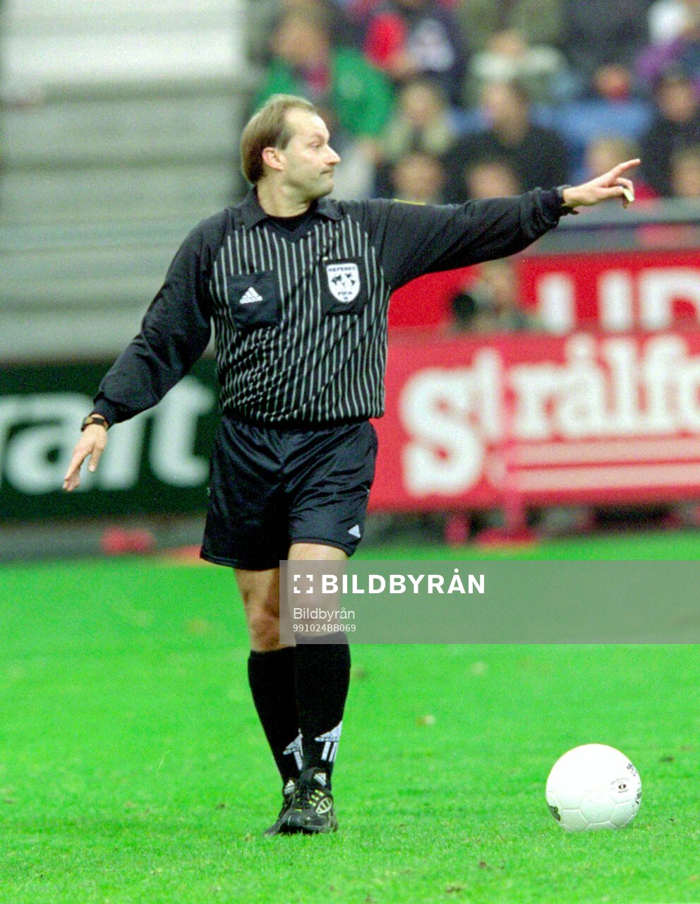 Fotboll, Allsvenskan 1999, Helsingborg - Hammarby 2-0: Domare Per-Olof Ståhl.