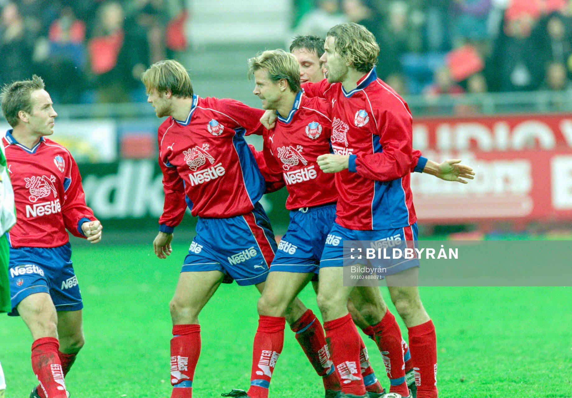 Helsingborgs Roland Nilsson (3:a fr v) jublar