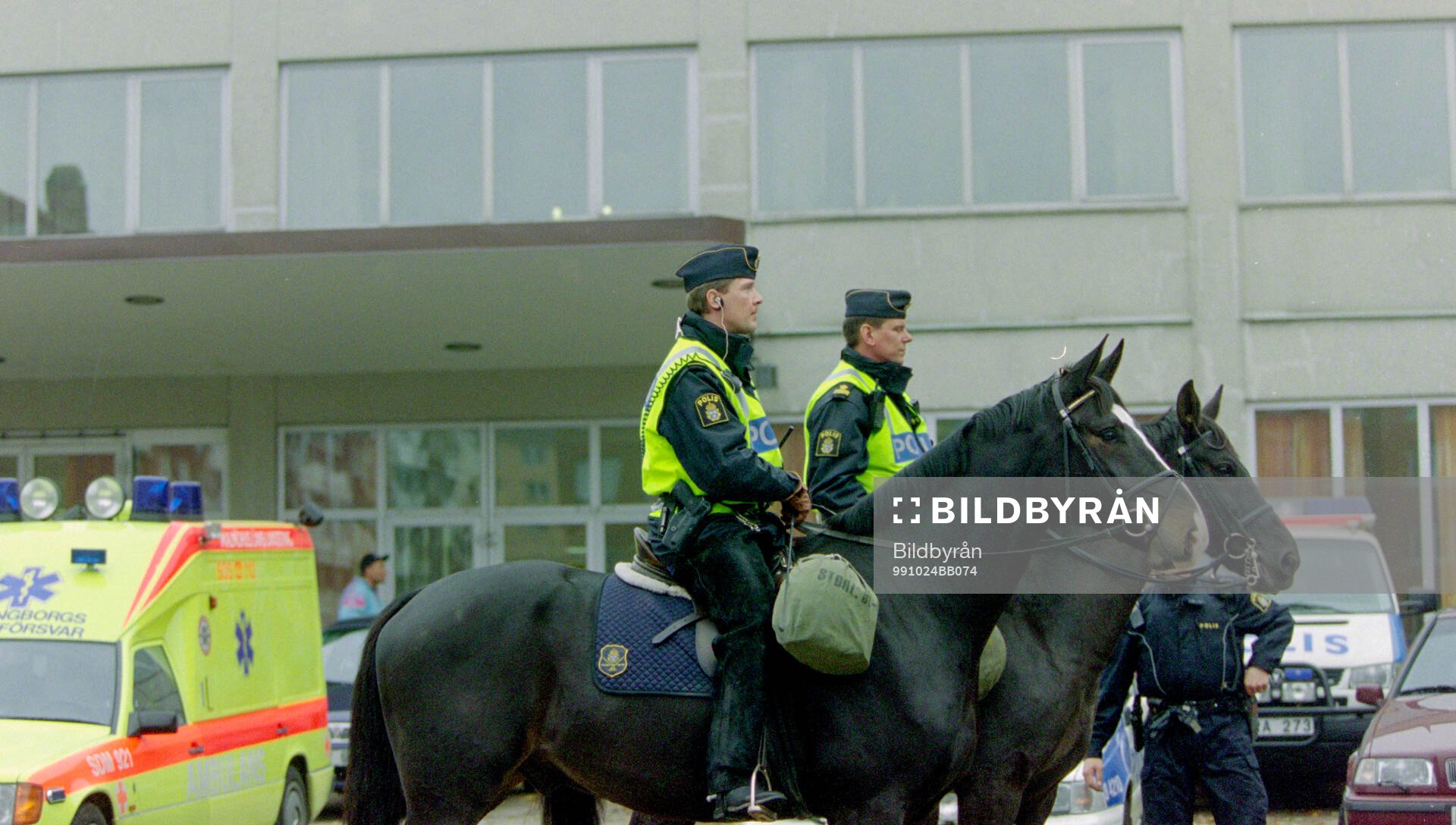 Ridande poliser utanför Olympia