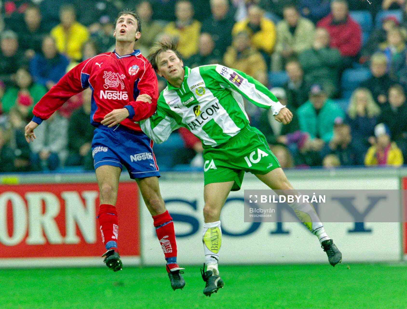 Fotboll, Allsvenskan 1999, Helsingborg - Hammarby 2-0: Helsingborgs Rade Prica mot Hammarbys Roger Sandberg.