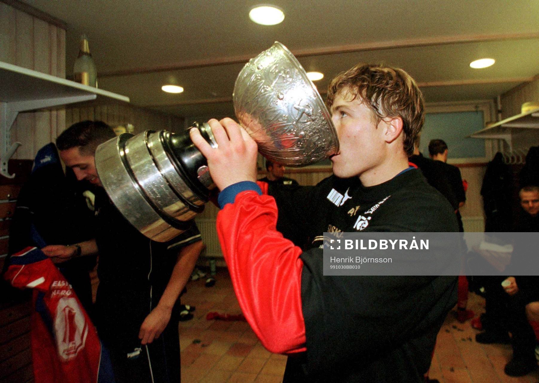 Ola Nilsson tar sig en klunk ur von Rosens pokal