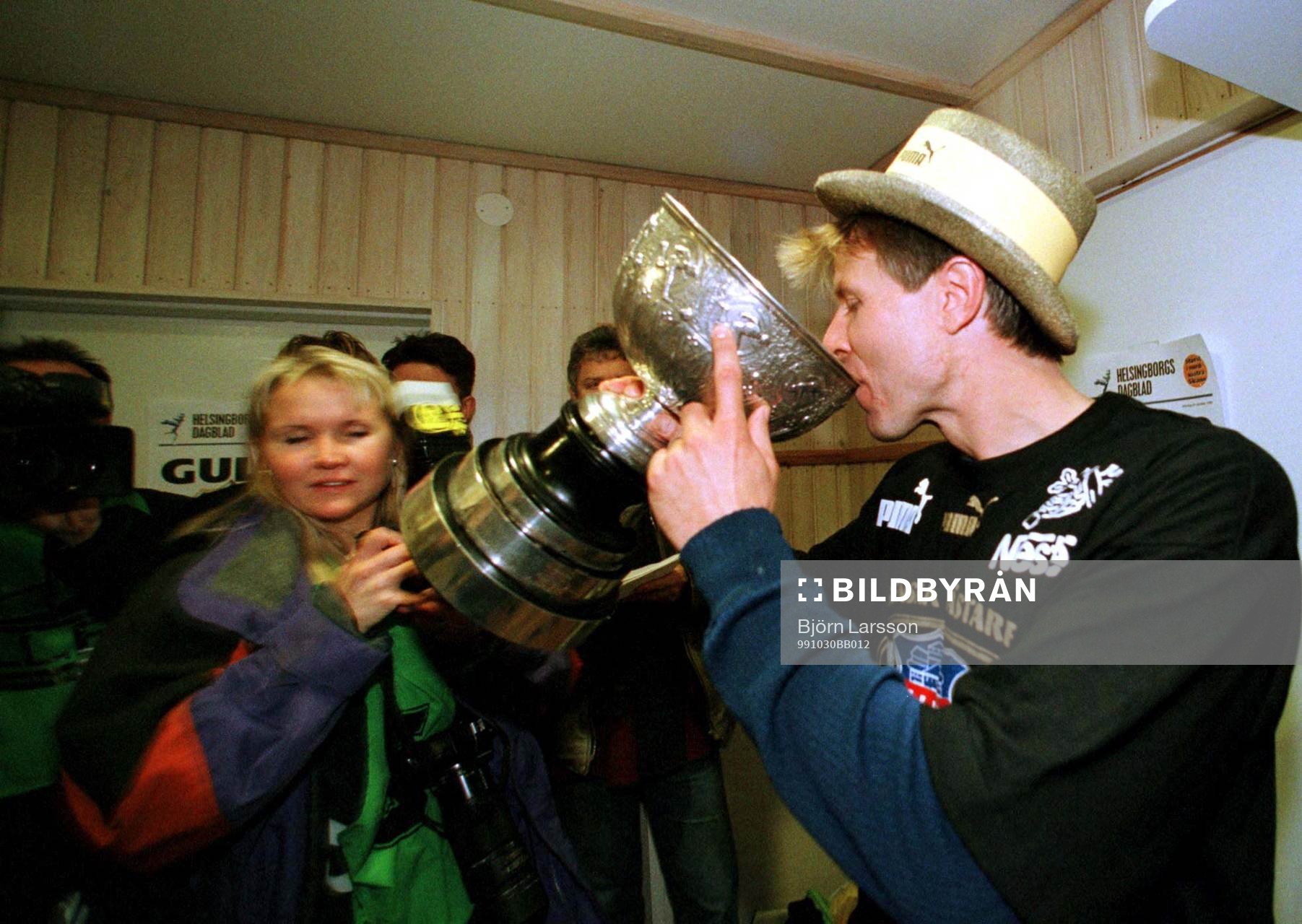 Roland Nilsson, Helsingborg, dricker ur von Rosens pokal