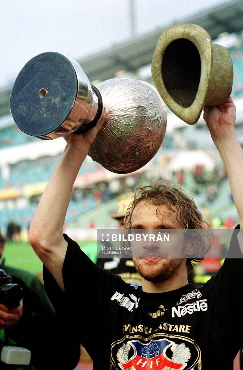 Arild Stavrum med guldhatt och von Rosens pokal