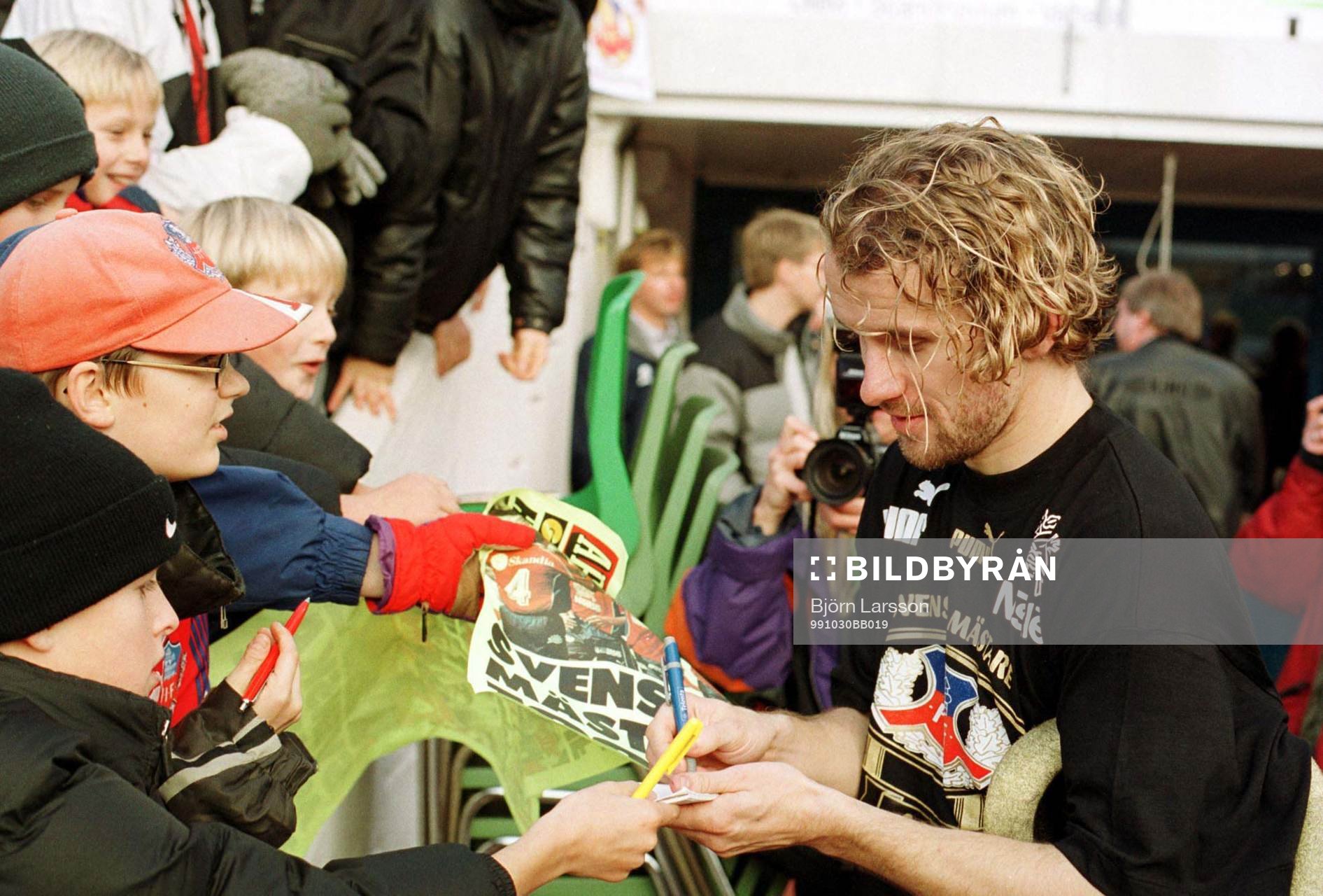 Arild Stavrum skriver autografer