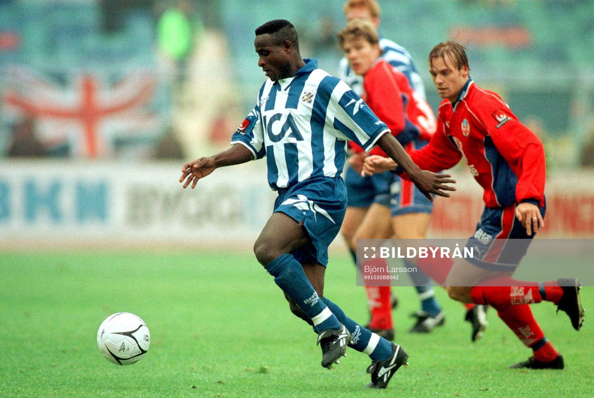 Emmanuel Tetteh jagas av Mattias Jonson