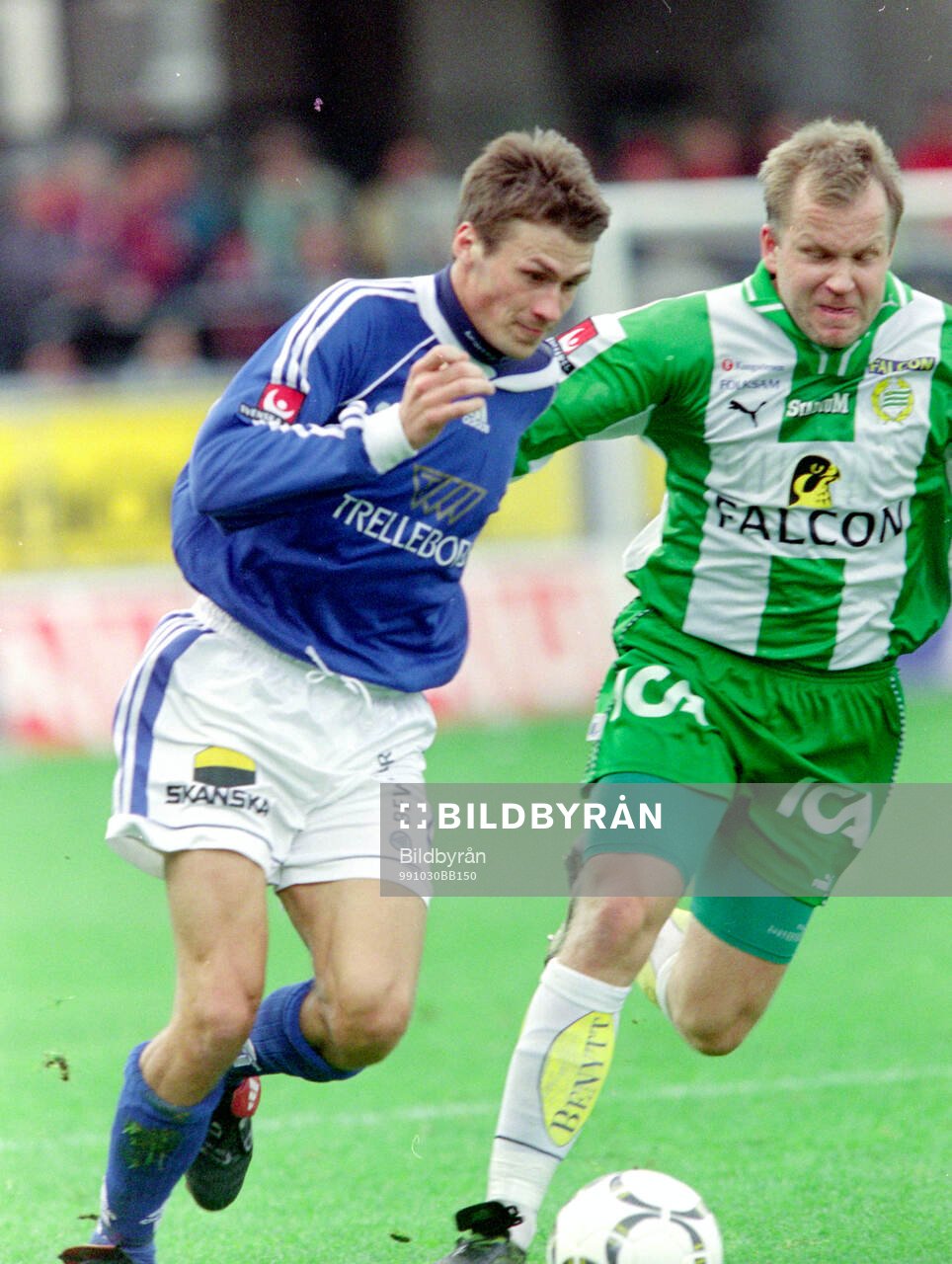 Fotboll, Allsvenskan 1999, Hammarby - Trelleborg 4-0: Trelleborgs Michael Hansson mot Hammarbys Kaj Eskelinen.