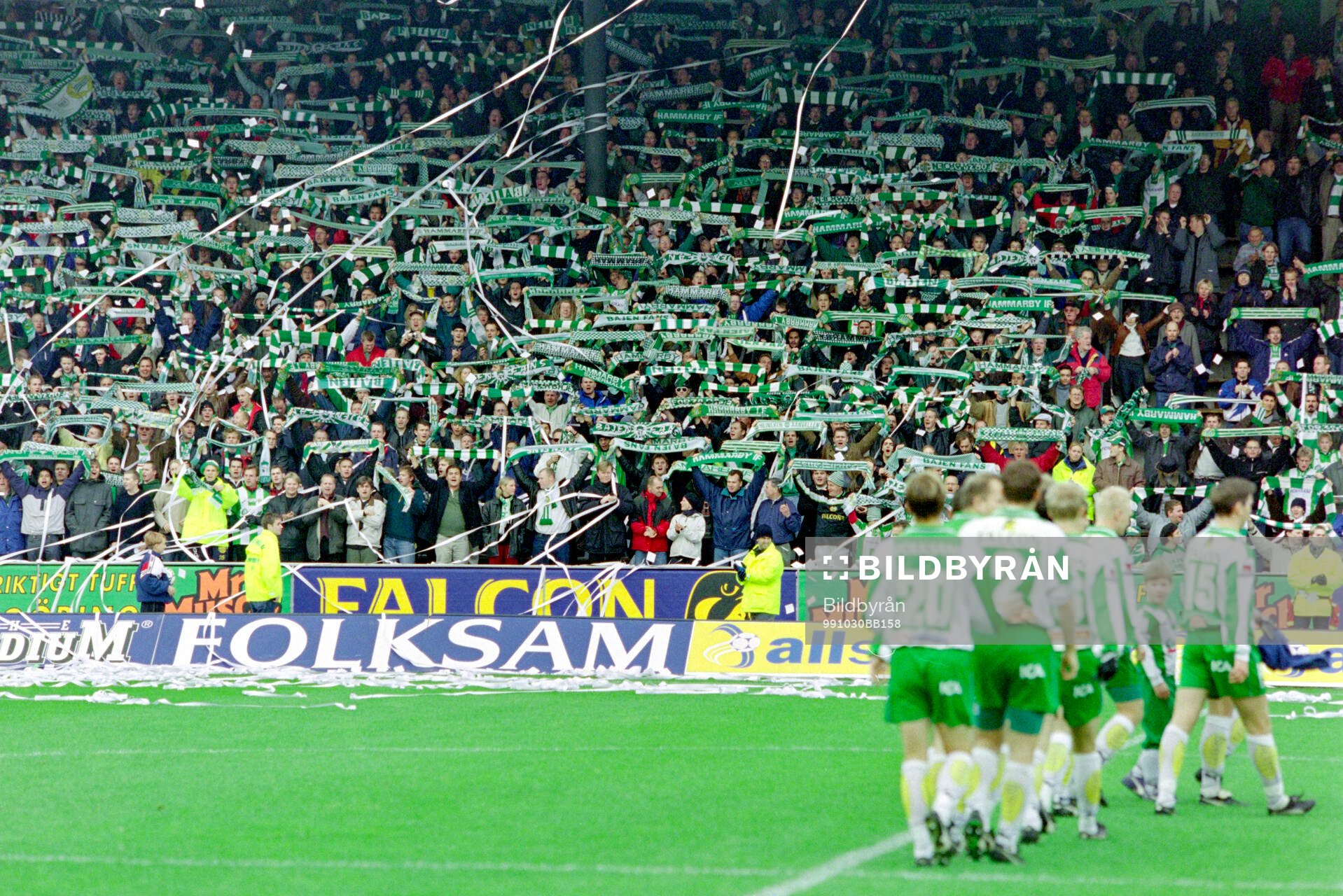 Hammarbys spelare gör entré på Söderstadion med klacken