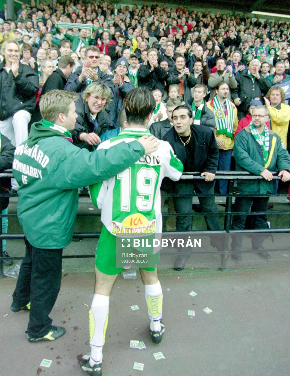Hammarbys Kennedy Bakircioglu skriver autografer åt fans