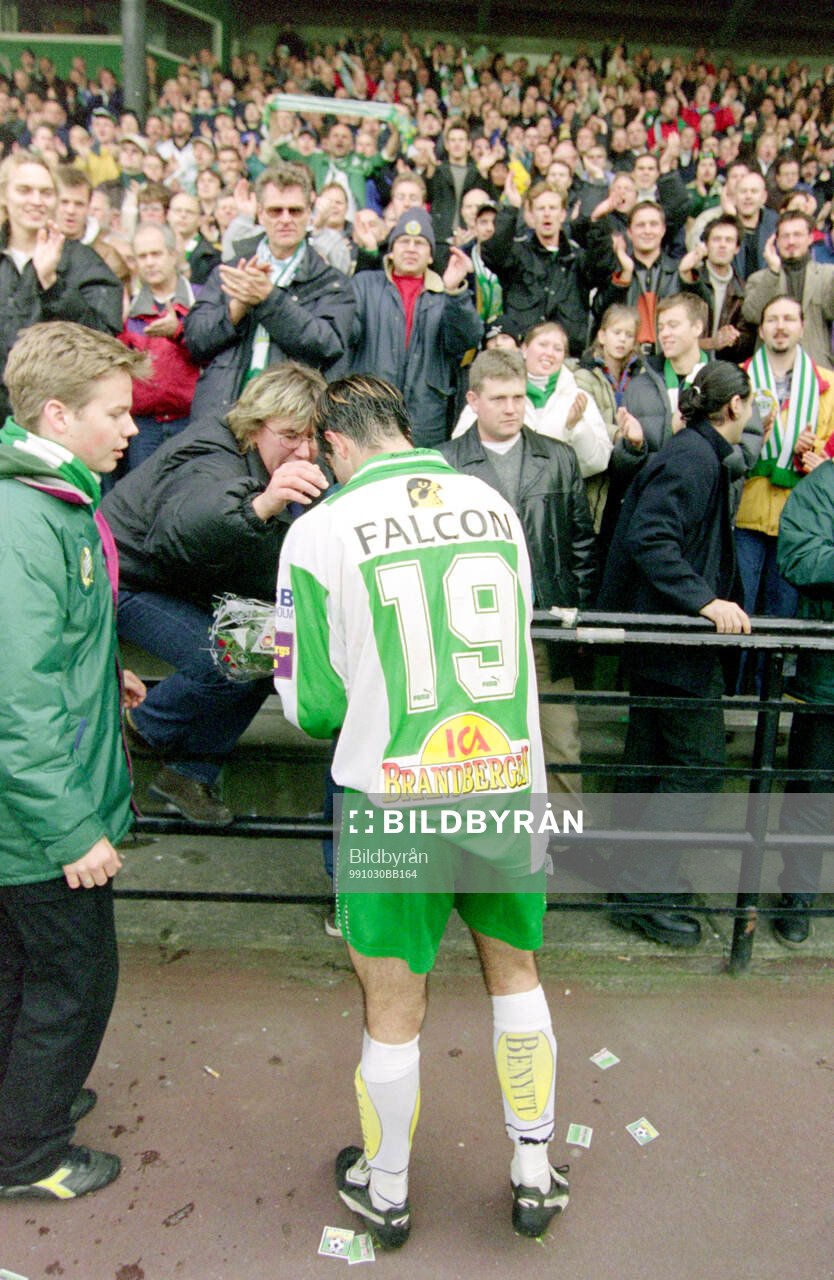 Hammarbys Kennedy Bakircioglu skriver autografer åt fans
