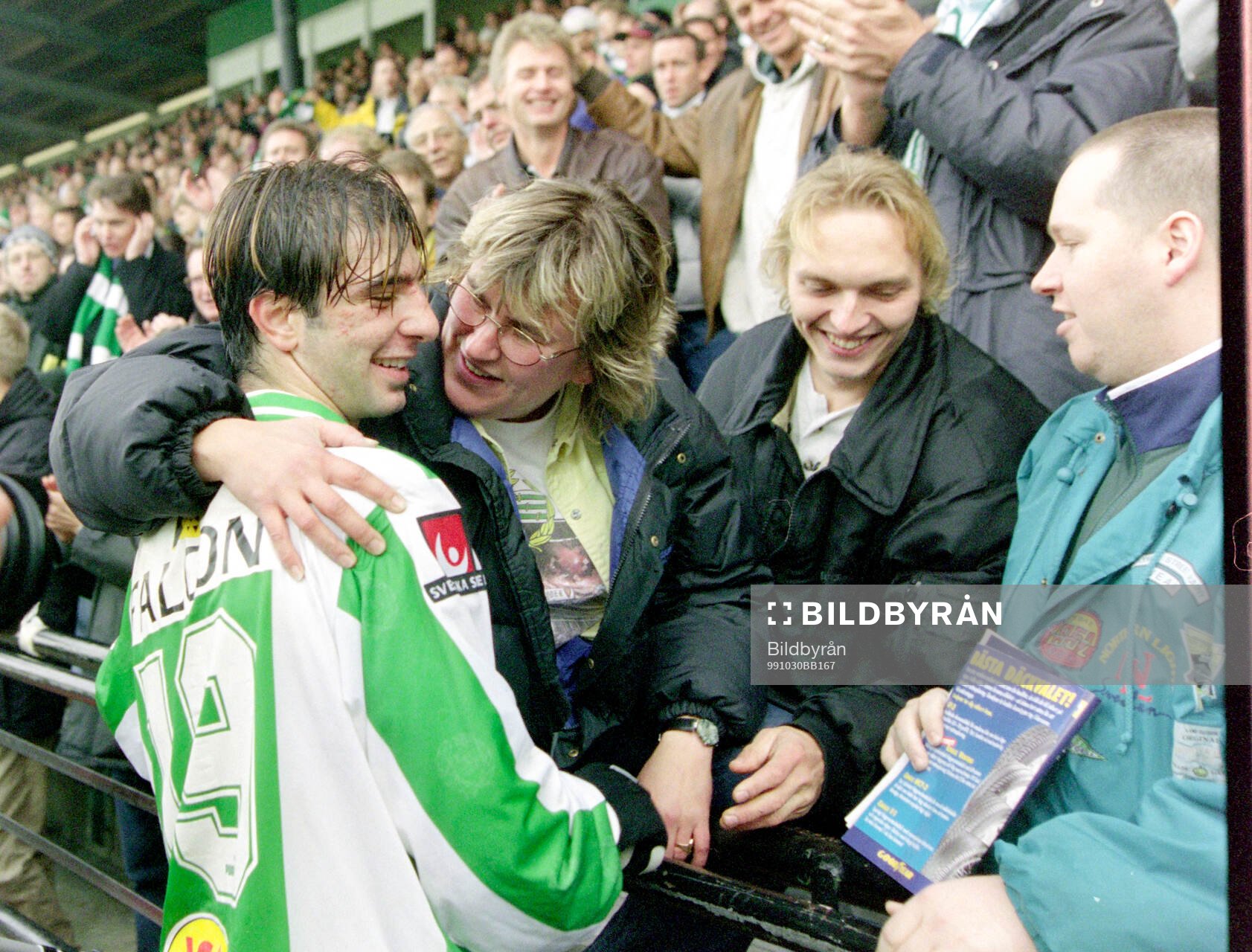 Hammarbys Kennedy Bakircioglu kramas om av fans