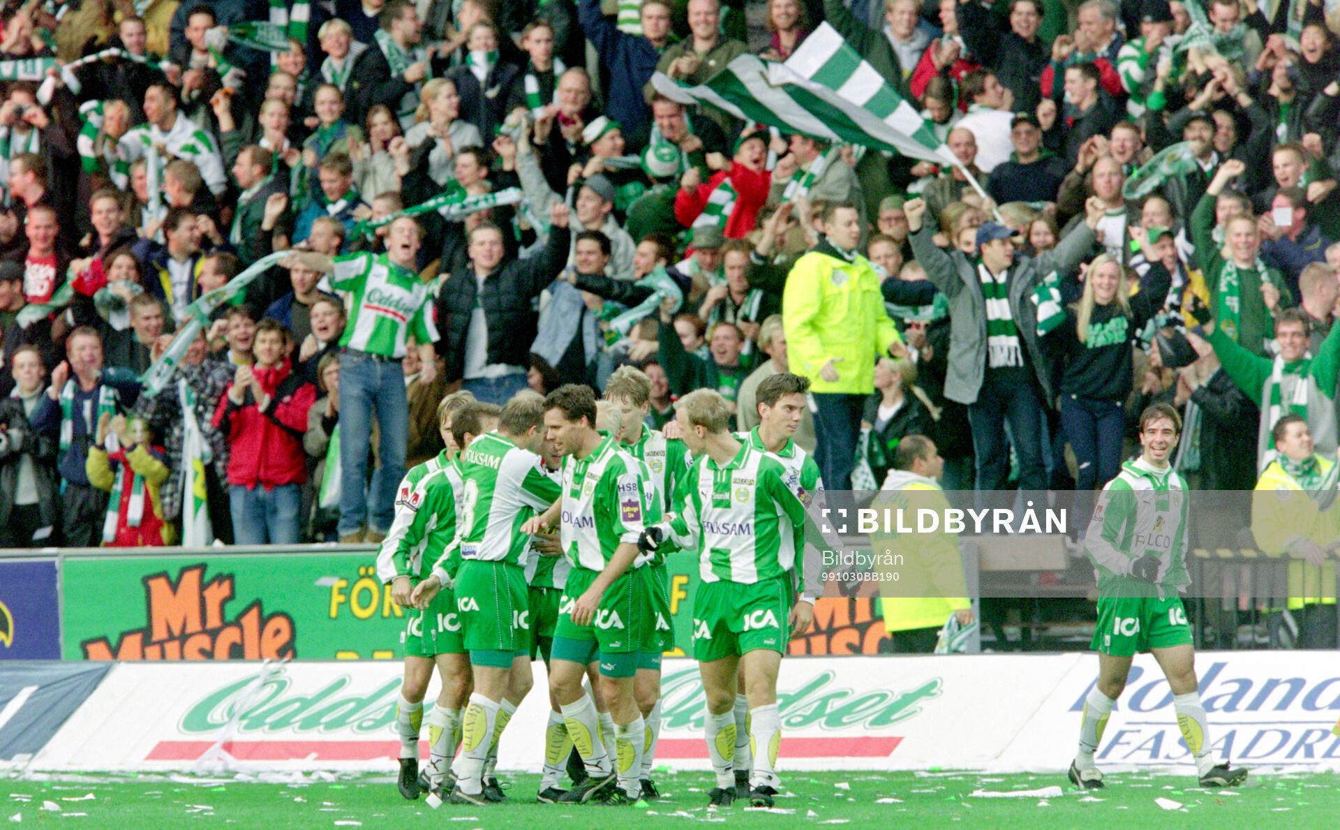 Hammarbys Mate Sestan (skymd) gratuleras