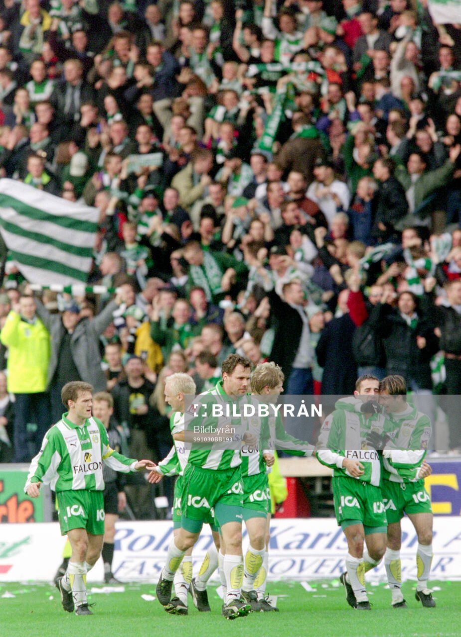 Hammarbys Mate Sestan (2:a fr h)  gratuleras av Kennedy