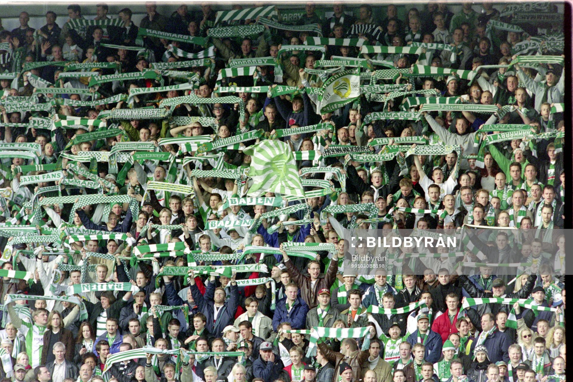 Hammarbys fans visar upp ett halsdukshav