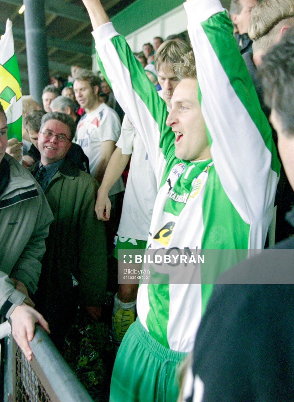 Hammarbys Jonas Stark jublar med fans på Söderstadion