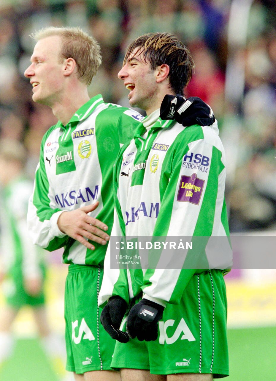 Fotboll, Allsvenskan 1999, Hammarby - Trelleborg 4-0: Hammarbys Mikael Andersson och Kennedy Bakircioglu jublar efter vinsten som säkrade det allsvenska kontraktet.