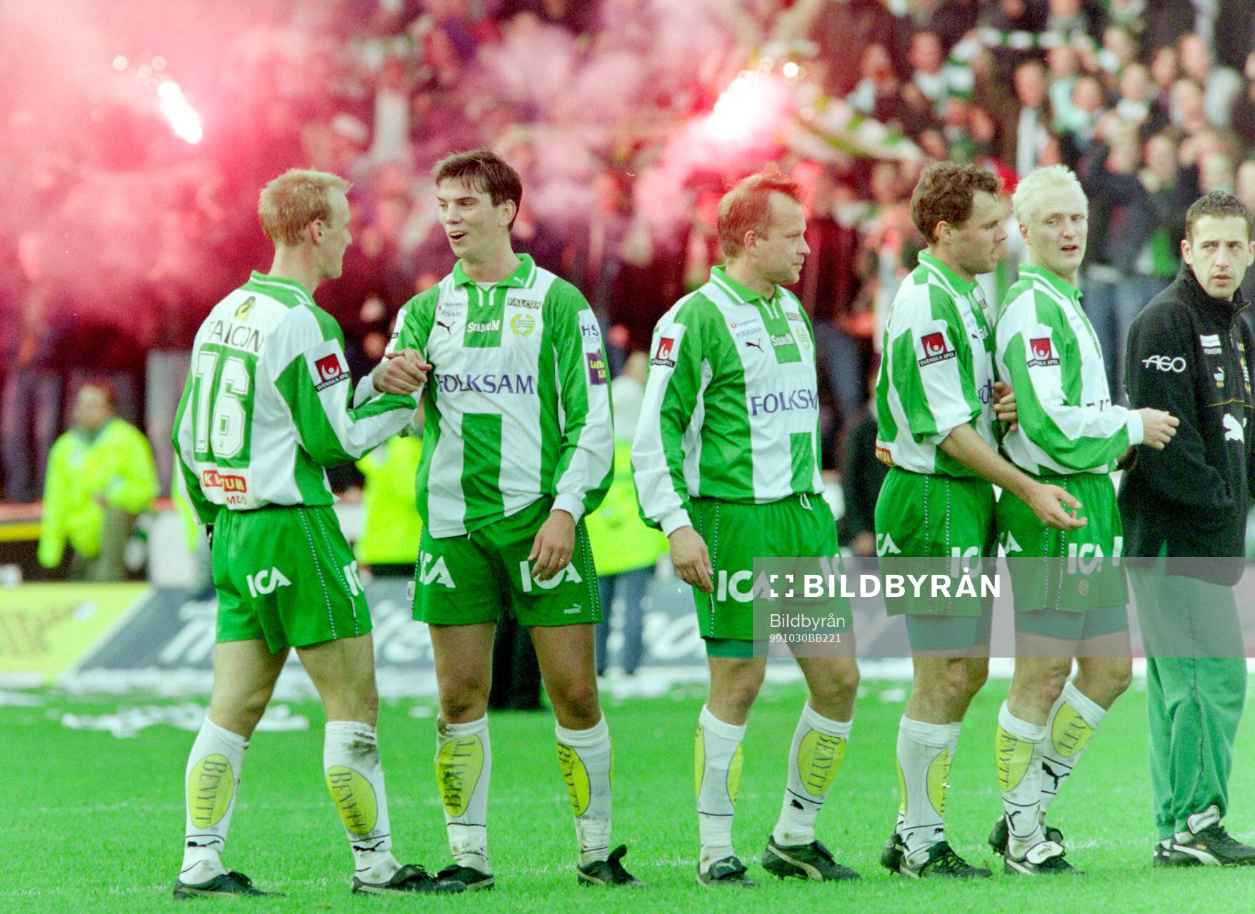 Fotboll, Allsvenskan 1999, Hammarby - Trelleborg 4-0: Hammarbys Mikael Andersson, Johan Andersson, Kaj Eskelinen, Hans Eskilsson, Christer Fursth och Mate Sestan jublar efter vinsten som säkrade det allsvenska kontraktet.