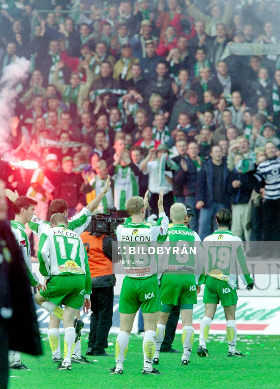 Hammarbys spelare jublar och tackar publiken i klacken