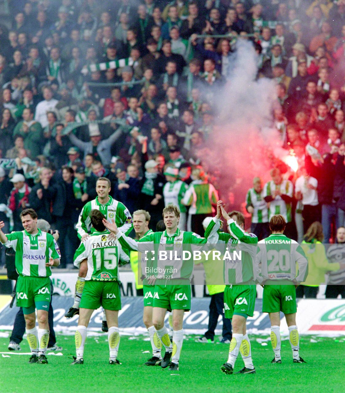 Hammarbys spelare jublar och tackar publiken i klacken