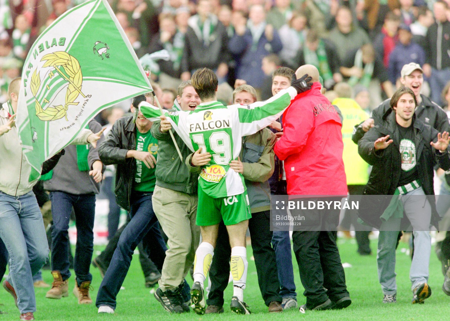 Hammarbys Kennedy Bakircioglu jublar och firar med fans