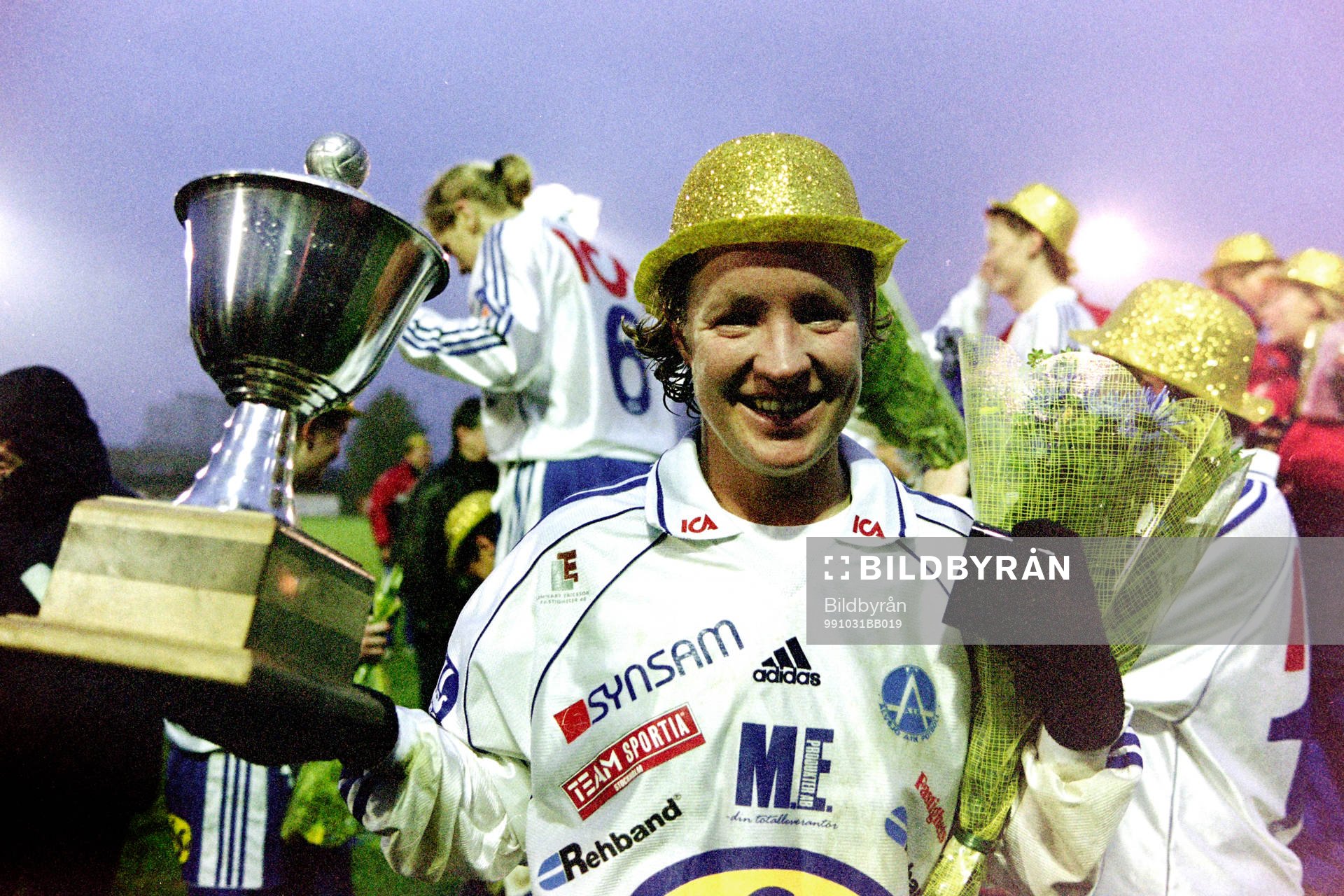 Fotboll, damer, SM, Final, Älvsjö - Malmö FF, 2-0: Victoria Svensson, Älvsjö jublar med pokalen i hand.