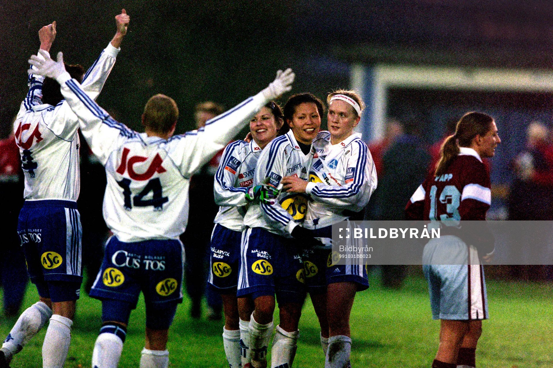 Fotboll, damer, SM, Final, Älvsjö - Malmö FF, 2-0: Jane Törnqvist, Älvsjö jublar efter segern.