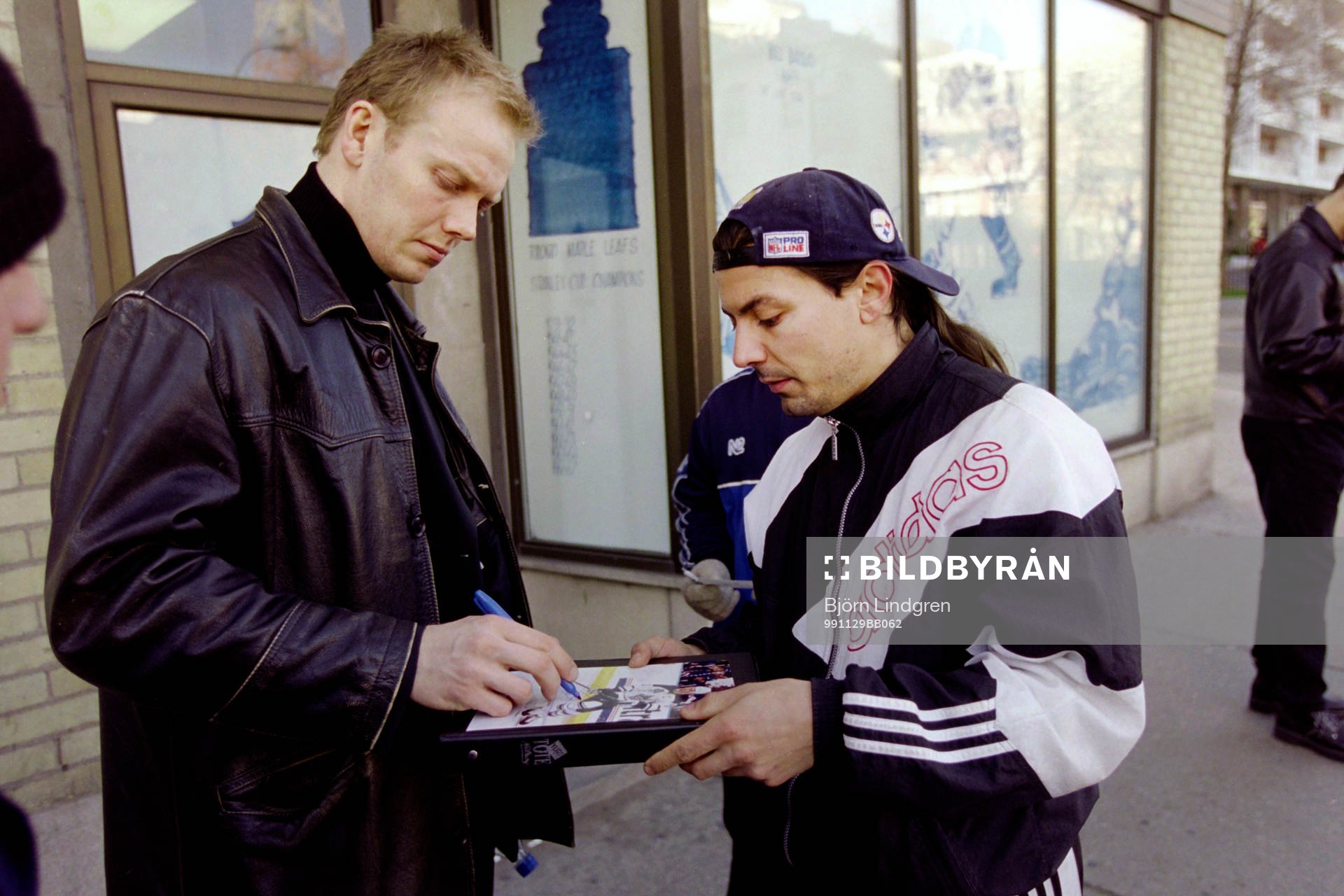 Mats Sundin, Toronto Maple Leafs, skriver autograf