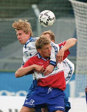    Mikael Ström håller fast Marcus Allbäck