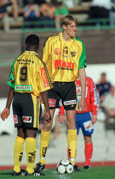 Peter Crouch och Bernard Makufi, Hässleholm. Avspark
