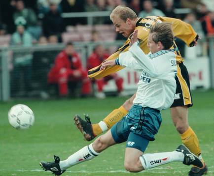 Andreas Hermansson skjuter förbi Mikael Ström