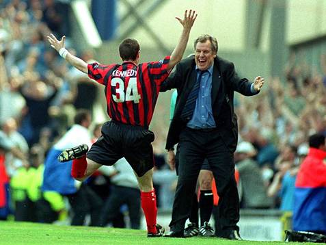 000507 Mark Kennedy och Joe Royle, manager, Manchester City