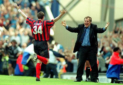 000507 Mark Kennedy och Joe Royle, manager, Manchester City