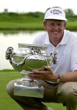 Colin Montgomerie med pokalen