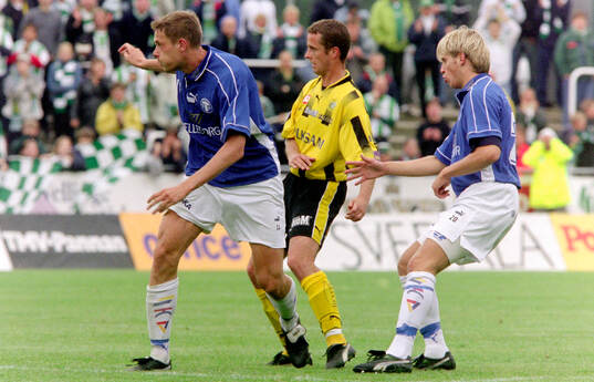  Trelleborgs Mika Kottila (t v) och Christian Andersson mot Hammarbys Jens Gustafson.