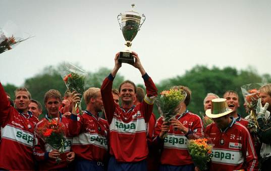 Stor glädje i Örgryte sedan man blivit mästare. Niclas